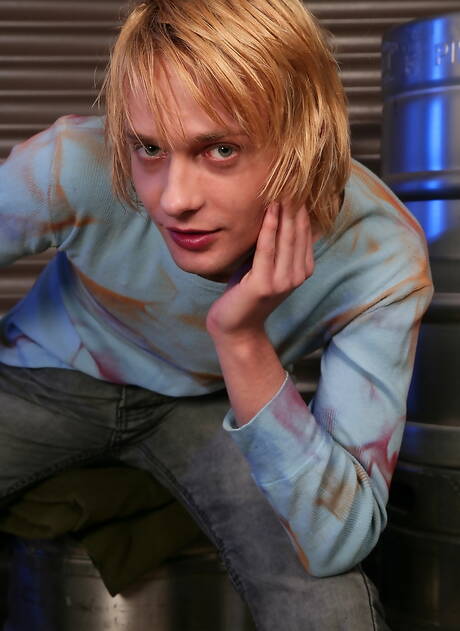 Amateur twink loves sucking friend