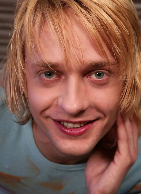 Amateur twink loves sucking friend