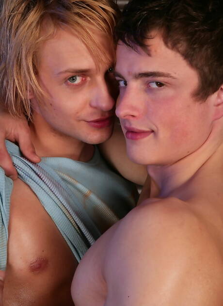 Amateur twink loves sucking friend