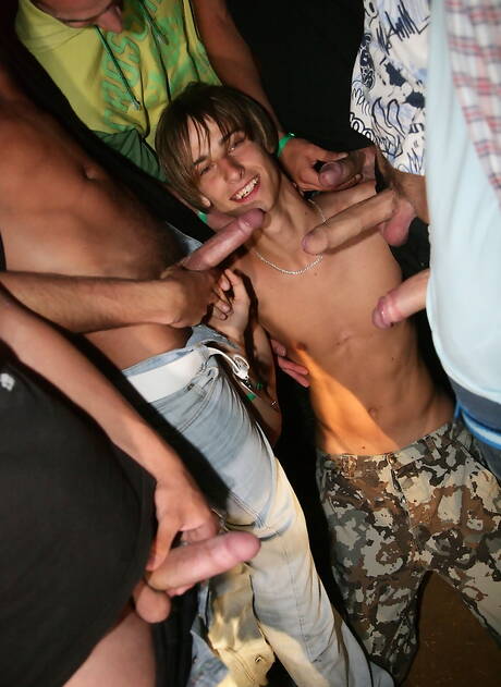 Marco Bill, Ray, Zac Powers, Blake Reed, Timothy in male gangbang outside