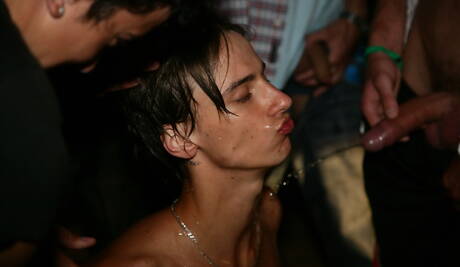 マルコ・ビル、レイ、ザック・パワーズ、ブレイク・リード、ティモシーが屋外で男同士の乱交に興じる