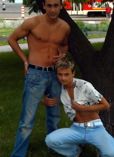 チェコのスーパースタッド、ラッキー・テイラーとマッチョのトミノがキッチンでフェラしたりセックスしたりしている