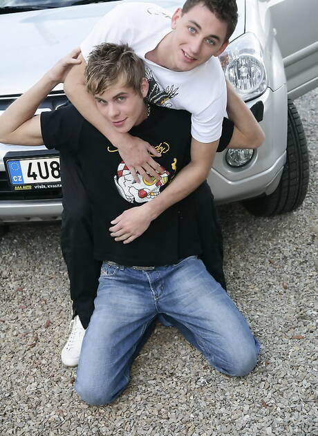 Dwóch czeskich facetów, umięśniony Rick Nielson i młody Julien Breeze uprawiają dobry seks