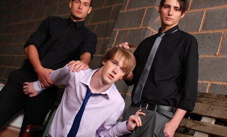 Die heißen Kumpels Kai Alexander, Kyle Dickson und Sean Savoy haben einen heißen Dreier-Sex