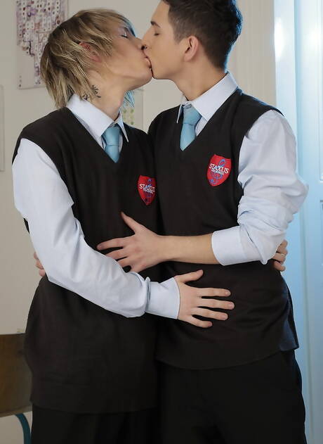 Zwei tschechische Jungs, der hübsche Tim Walker und der junge Xander Hollis, haben eine heiße Paarszene