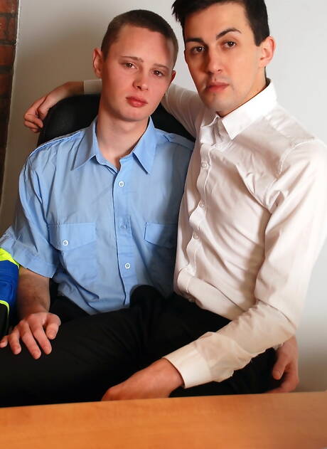 El guapo Aiden Jason y el joven Finley Yves follan después de una mamada