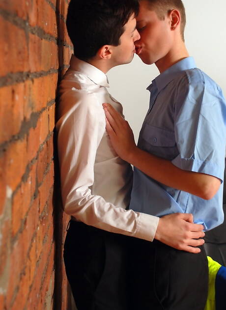 El guapo Aiden Jason y el joven Finley Yves follan después de una mamada