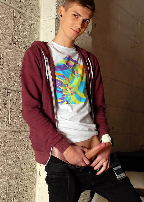 Il giovane e sexy twink slovacco Brad Fitt e il giovane Lex Blonde in una bollente azione omosessuale