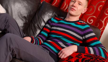 Engelse jonge kerel Jesse Magowan en jonge jongen Riley Smith neuken na een pijpbeurt