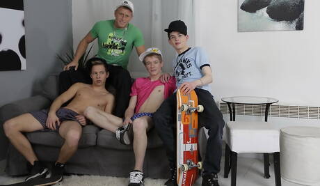 アーロン・オーロラ、デニス・リード、ミラン、ネオ・マシューズが一緒に楽しんでいる