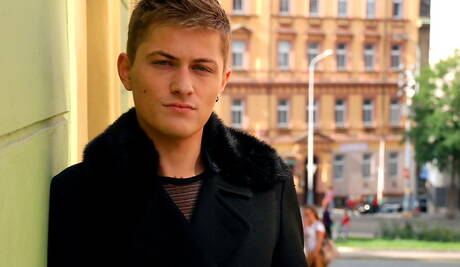 Engelse jonge kerel Luke Desmond en Engelse jonge kerel Skylar Blu neuken na het pijpen in de buitenlucht