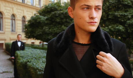 英國小夥 Luke Desmond 和英國小夥 Skylar Blu 在戶外吸吮雞巴後做愛