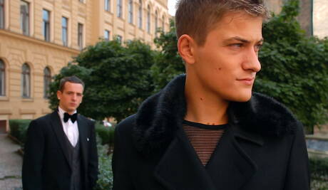 英國小夥 Luke Desmond 和英國小夥 Skylar Blu 在戶外吸吮雞巴後做愛