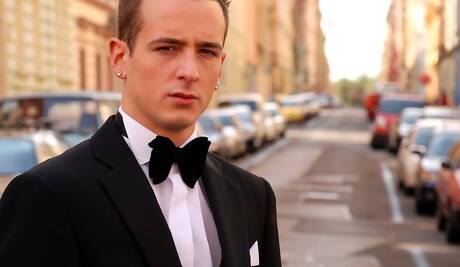 英國小夥 Luke Desmond 和英國小夥 Skylar Blu 在戶外吸吮雞巴後做愛