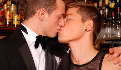 英國小夥 Luke Desmond 和英國小夥 Skylar Blu 在戶外吸吮雞巴後做愛