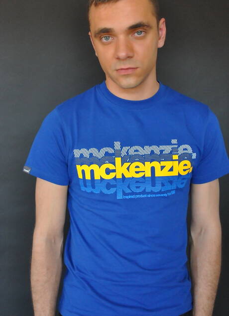 淫蕩的伙伴亞當·沃森 (Adam Watson)、弗雷澤·賈克斯 (Fraser Jacs) 和邁克·斯塔福德 (Mike Stafford) 在戶外互相撞擊