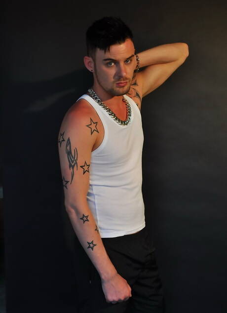 淫蕩的伙伴亞當·沃森 (Adam Watson)、弗雷澤·賈克斯 (Fraser Jacs) 和邁克·斯塔福德 (Mike Stafford) 在戶外互相撞擊