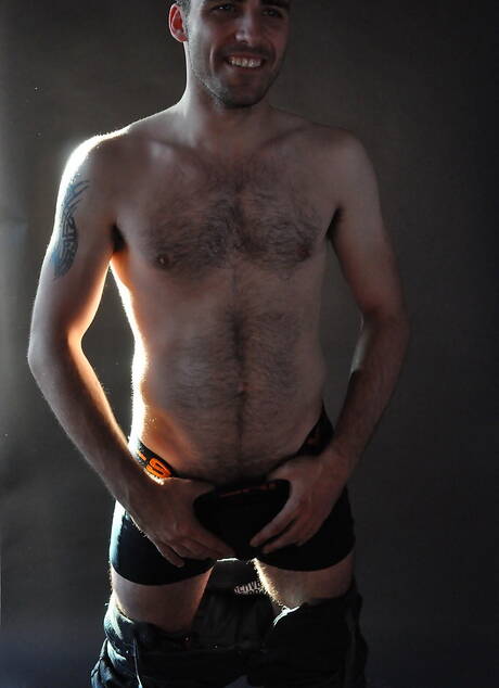 淫蕩的伙伴亞當·沃森 (Adam Watson)、弗雷澤·賈克斯 (Fraser Jacs) 和邁克·斯塔福德 (Mike Stafford) 在戶外互相撞擊