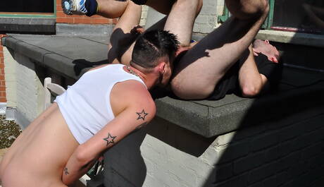 淫蕩的伙伴亞當·沃森 (Adam Watson)、弗雷澤·賈克斯 (Fraser Jacs) 和邁克·斯塔福德 (Mike Stafford) 在戶外互相撞擊