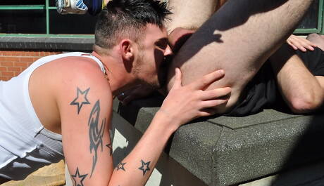 淫蕩的伙伴亞當·沃森 (Adam Watson)、弗雷澤·賈克斯 (Fraser Jacs) 和邁克·斯塔福德 (Mike Stafford) 在戶外互相撞擊