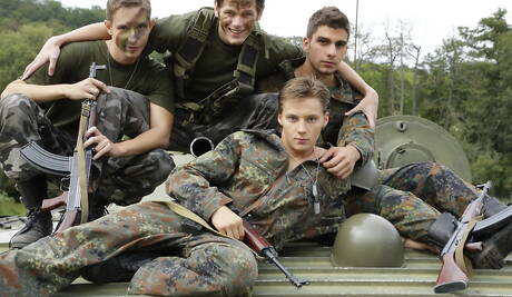 Heath、Kevin Ateah、Stanley、Timmy Taylor 在戶外進行狂野群交