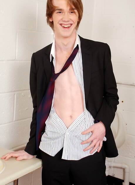 Der englische Schönling Kai Alexander und der junge Lucas Davidson haben sich im Badezimmer gegenseitig geknallt