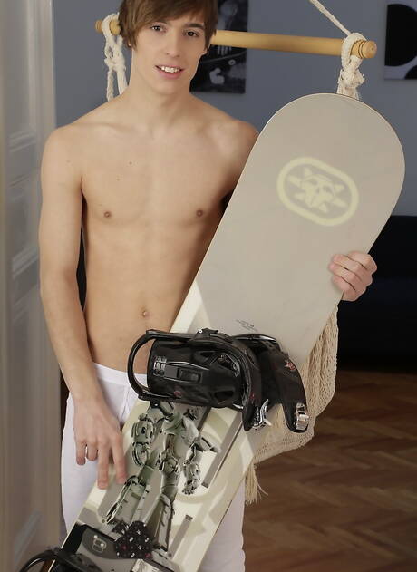 Der junge Tscheche Felix Webster und der Twink Milan Sharp lutschen und ficken sich gegenseitig