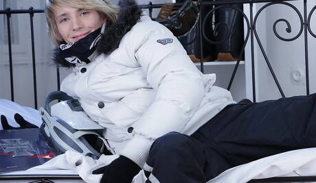 Der schöne Junge Mickey Moon und der tschechische Twink Tim Walker ficken nach dem Schwanzlutschen