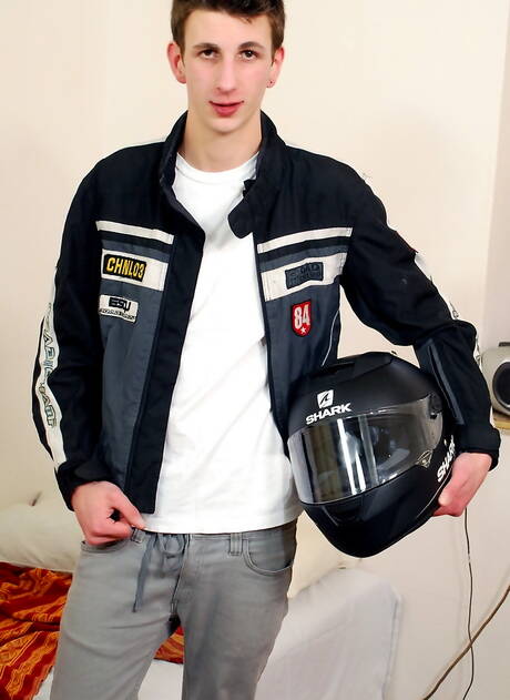 Die sexy Alexander Syden, Milan Sharp und Zac Todd haben draußen Analsex zu dritt