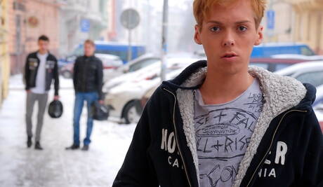 Die sexy Alexander Syden, Milan Sharp und Zac Todd haben draußen Analsex zu dritt