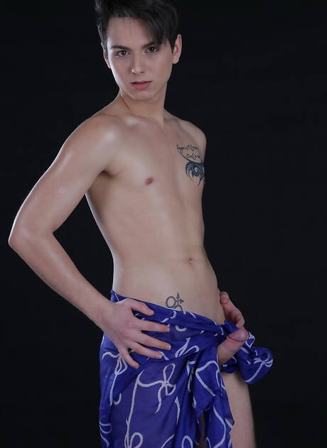 兩個捷克壯漢 Rudy Valentino 和年輕小夥 Xander Hollis 互相猛幹