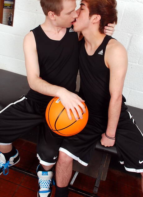 Il giovane polacco Kamyk Walker e lo stallone Alexis Alday si fanno un buco del culo sotto la doccia calda