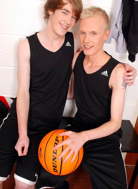 El joven inglés Kai Alexander y el twink Lex Blonde se follan entre sí