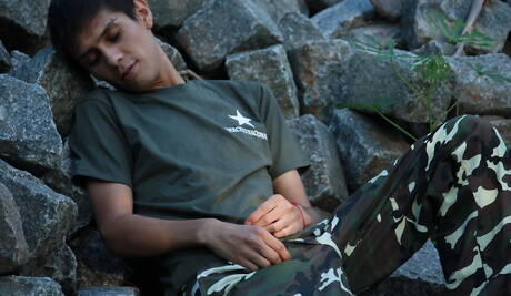 Der hübsche Junge Alejo und der Twink Antonio ficken, nachdem sie draußen Schwänze gelutscht haben