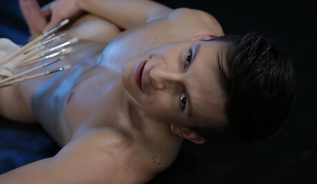 Der schöne Junge Drew Paskin und der polnische Hengst Kris Wallace ficken nach dem Blowjob in den Arsch