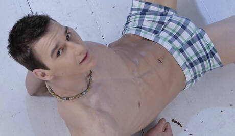 El musculoso checo Benjamin Dunn y el fuerte toro sudafricano Jason Kingsley se chupan y se follan mutuamente