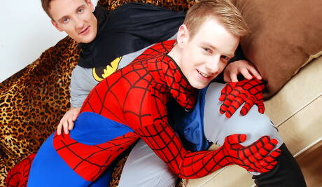 Der bullige John Parker und der starke Mann Milan Sharp ficken den Arsch, nachdem sie Schwänze gelutscht haben