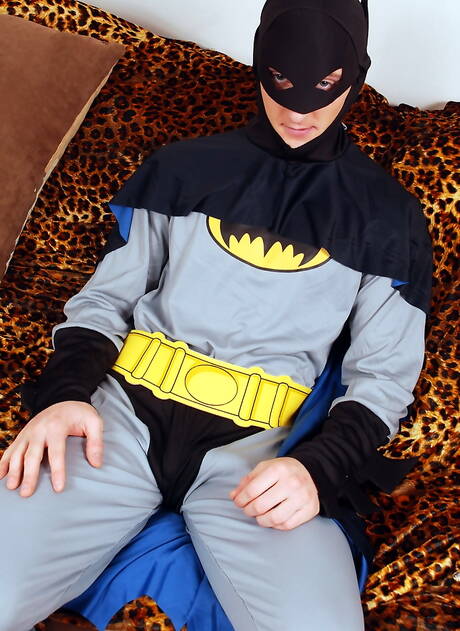 Der bullige John Parker und der starke Mann Milan Sharp ficken den Arsch, nachdem sie Schwänze gelutscht haben