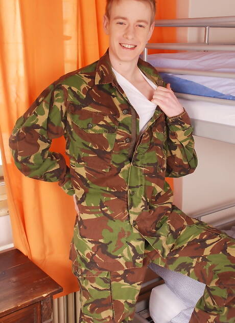 Tsjechische, hete twink Chris Young en knappe kerel Milan Sharp neuken elkaars kont na het zuigen van een lul