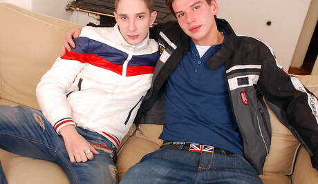 Der tschechische Junge Kevin Ateah und der junge Marc Sage ficken nach dem Blowjob in den Arsch