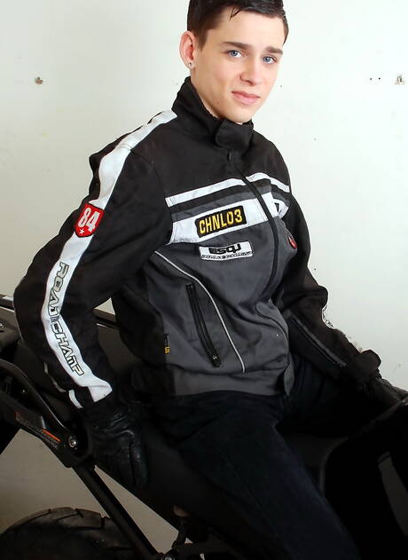 Engelse twink Aaron Aurora en Tsjechische hengst Rudy Valentino neuken kont na het zuigen