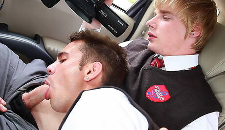 Due ragazzi cechi, il super stallone Jack Rider e il bel twink Adrian Smallwood, si fanno un bel sesso orale