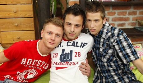 イケメンのトム・ナット、マルコ・ウィル、カルロス・コネルが愛し合っている