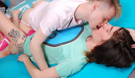 Il forzuto Ivan Thundero e il giovane polacco Kamyk Walker hanno una scena di coppia bollente