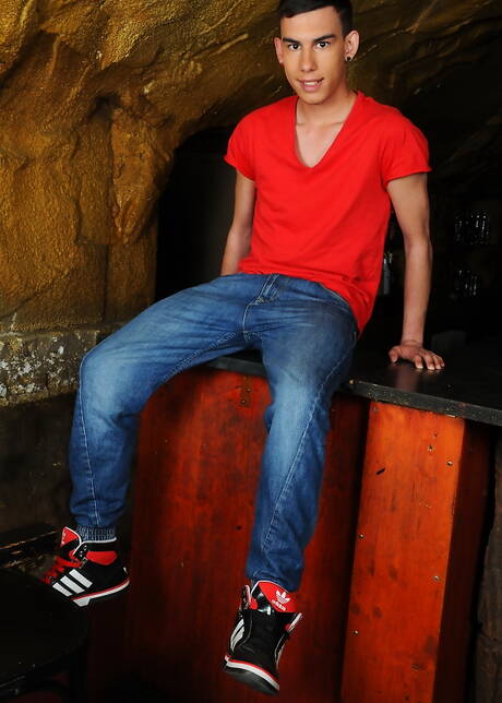 Il bel ragazzo polacco Kamyk Walker e il giovane Jay Osbourne in una scena omosessuale bollente