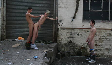 性感男孩 Aiden Jason、Luke Desmond 和 Skylar Blu 在戶外享受火熱三人肛交