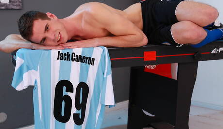 Podnieceni chłopcy Jack Cameron, Jack Rider i Alex Master w scenie seksu trójkątnego