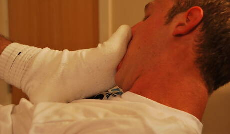 マッチョなダミアン・エスコとたくましい男のジョシュ・アイルランドがアナルを掘っている