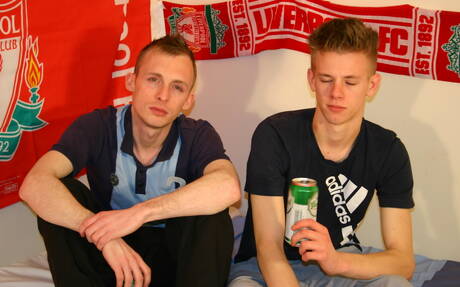 Le jeune garçon Aaron Slater et le jeune garçon anglais Luckas Layton baisent le cul après une fellation