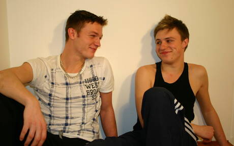 Gorący młodzieniec Billy Easter i gorący młodzieniec Kai Cruz uprawiają gorący seks